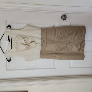 Sleeveless dress with ruffle in the front